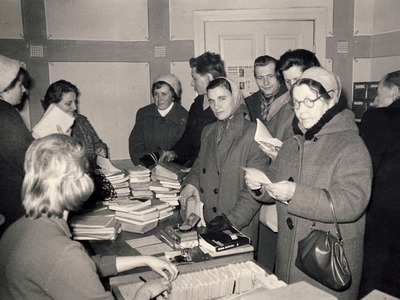 Czytelnicy w trakcie wypożyczania (1964r.)
