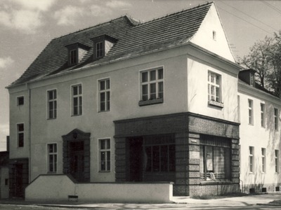 W 1952 r. Bibliotekę przeniesiono na al. Piasta 11 (parter- 169 m²)