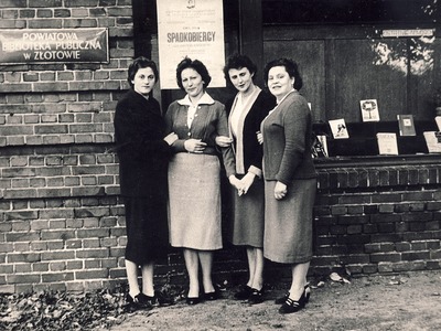 Pracownicy Powiatowej Biblioteki Publicznej: Regina Korczak, Jadwiga Romanek, Emma Tacher i Zofia Pawluk ( 1956r.)