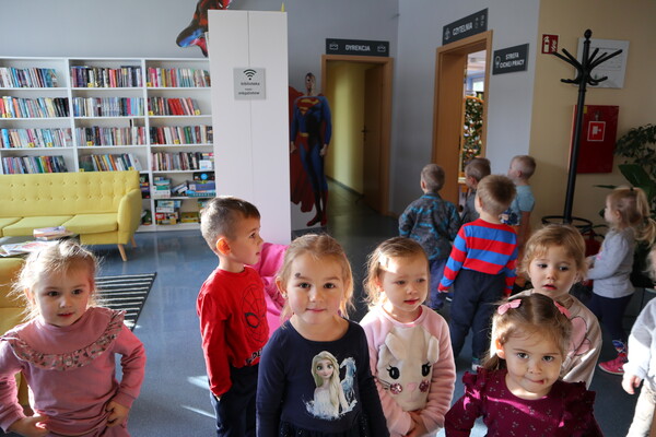 Maluszki z Przedszkola Katolickiego w bibliotece